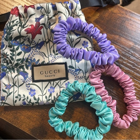Gucci Satin floral bag with 3 Gucci scrunchies. Bag can be used for many things - Picture 1 of 4
